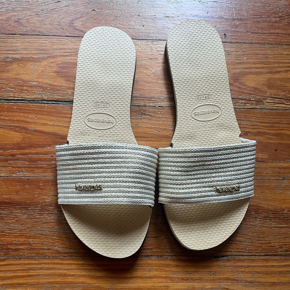 Gold sandals. Havaianas